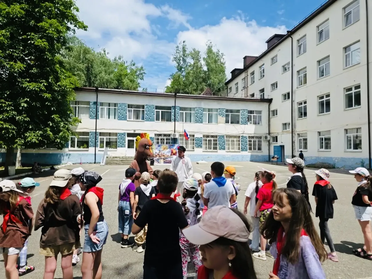 🌾 "КАК АЛЁША УРОЖАЙ СПАСАЛ" – Урок Мужества в "Ромашке"! 🌾

Сегодня в нашем пришкольном лагере "Ро