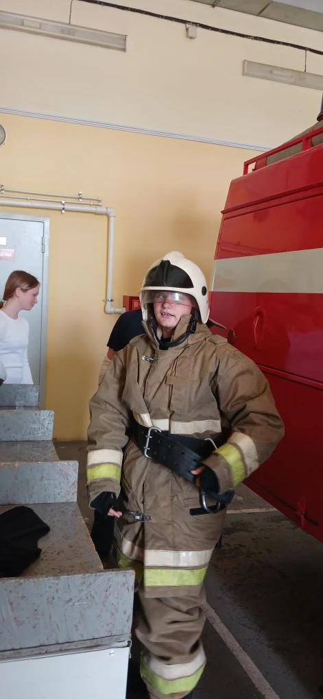 Сегодня ребята  нашей школы посетили пожарную часть 13/6 с. Четкарино. Сотрудники части рассказали и