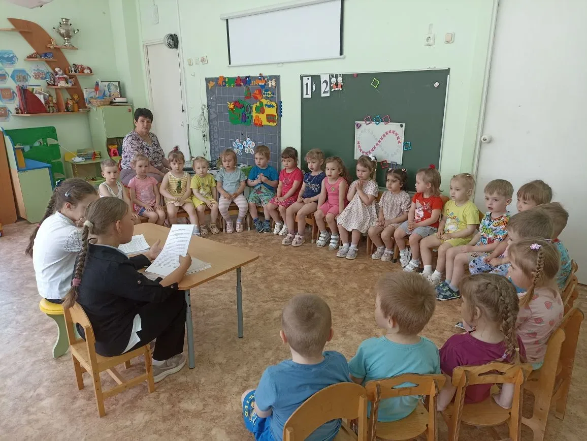 Книга объединяет: школьники читают дошкольникам Сегодня ученики вторых классов Центра образования №7