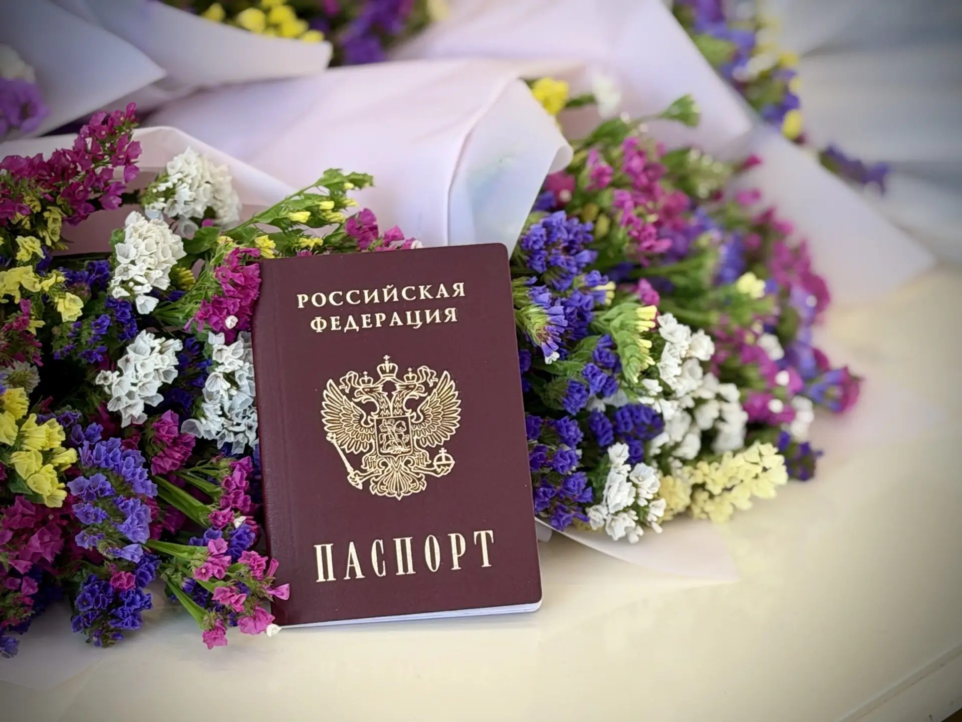 Еще накануне Дня Государственного флага России 18 юных жителей Можайска получили свои п...