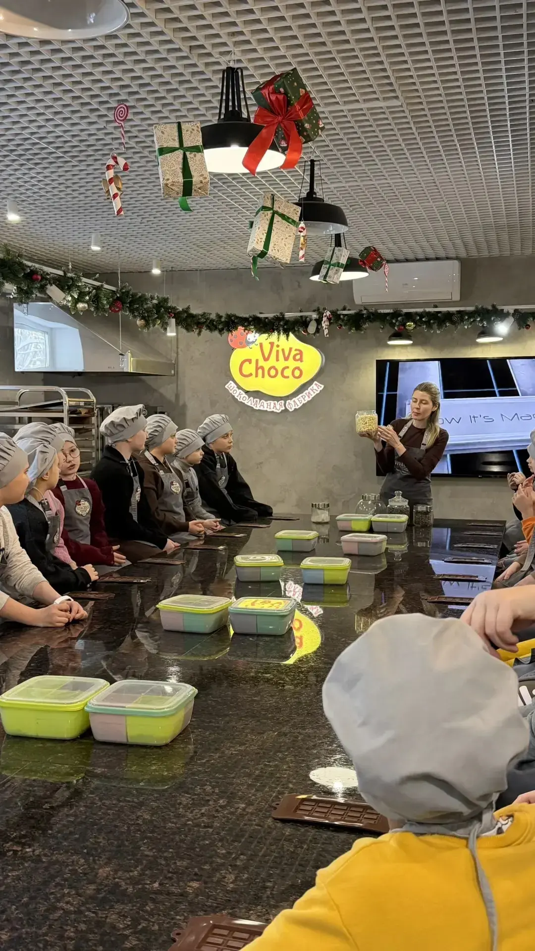 🍫Недавно учащиеся 4 «В» класса совершили незабываемую экскурсию на кондитерскую фабрику «Viva Choco»