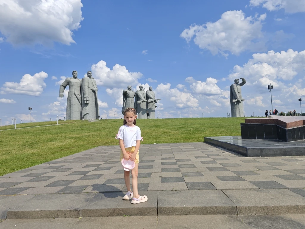 ☀️ #МоментыЛета1584

Будущая первоклассница Нашей Школы Эмилия посетила музей героев Панфиловцев в Н