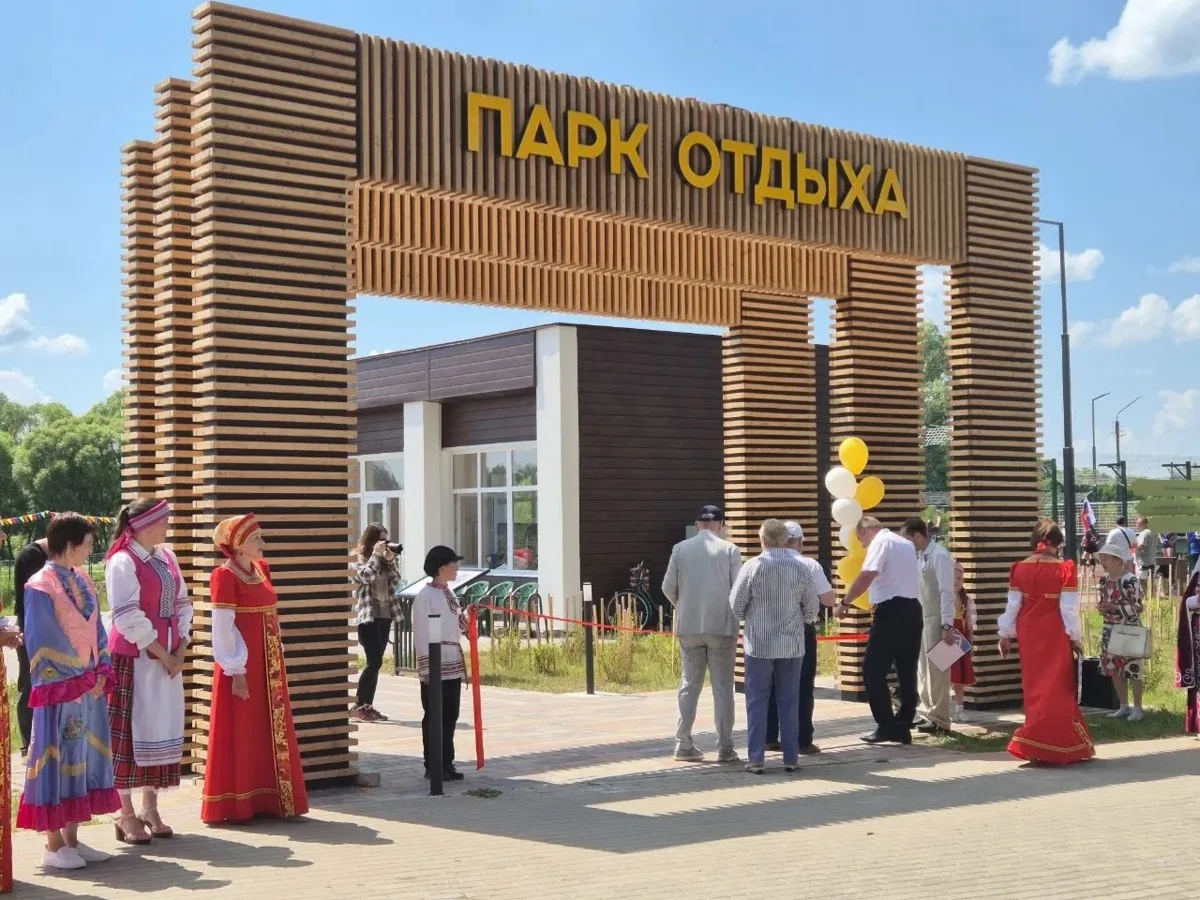 Обновлённую набережную открыли в Жиздре

Там установили освещение и малые архитектурные формы, соз
