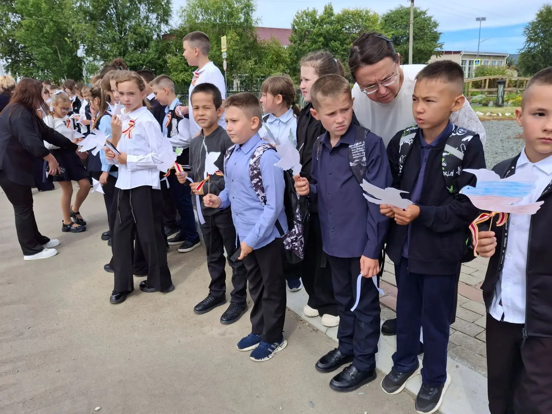 🕊️В посёлке Снежный у стелы Памяти прошёл митинг, объединивший две важные для всей стр...