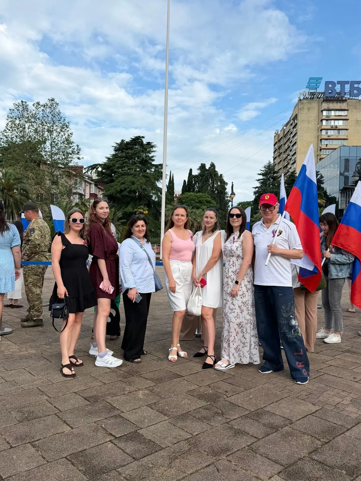 Россия – как из песни слово. 
Берёзок юная листва. 
Кругом леса, поля и реки. 
Раздолье, русская душ