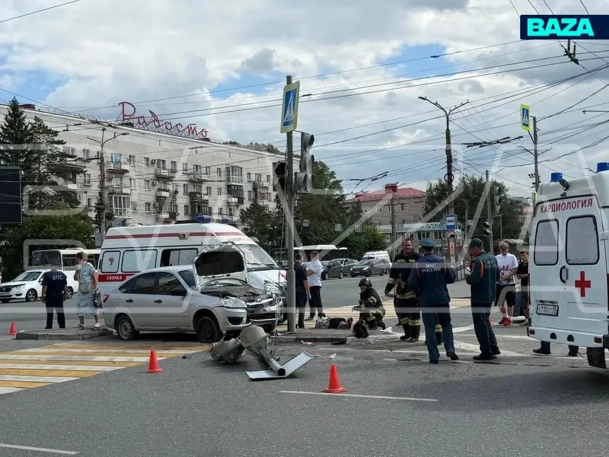 Автомобиль влетел в толпу пешеходов в Омске несколько человек пострадали