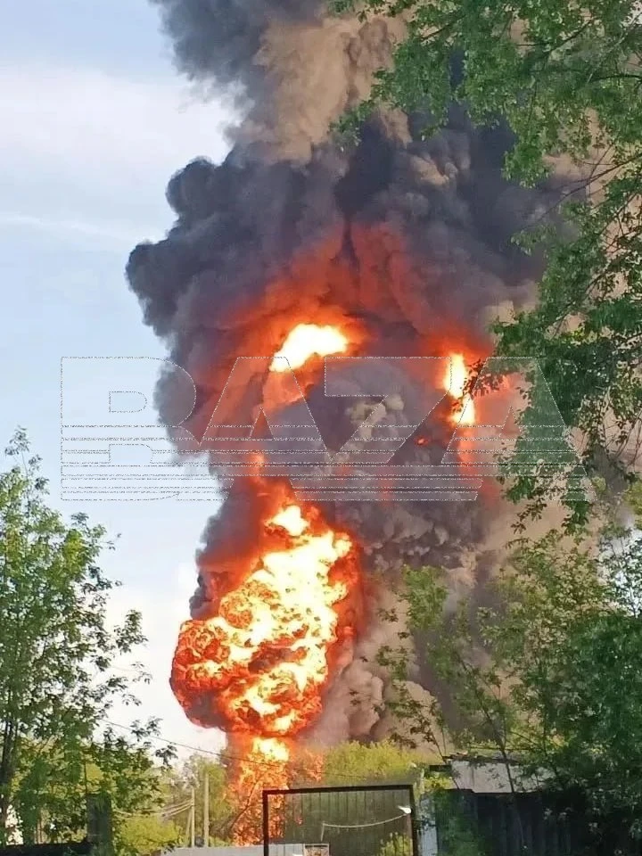 В Перми загорелся склад строительных материалов. Огромный столб дыма и огня виден из разных частей г