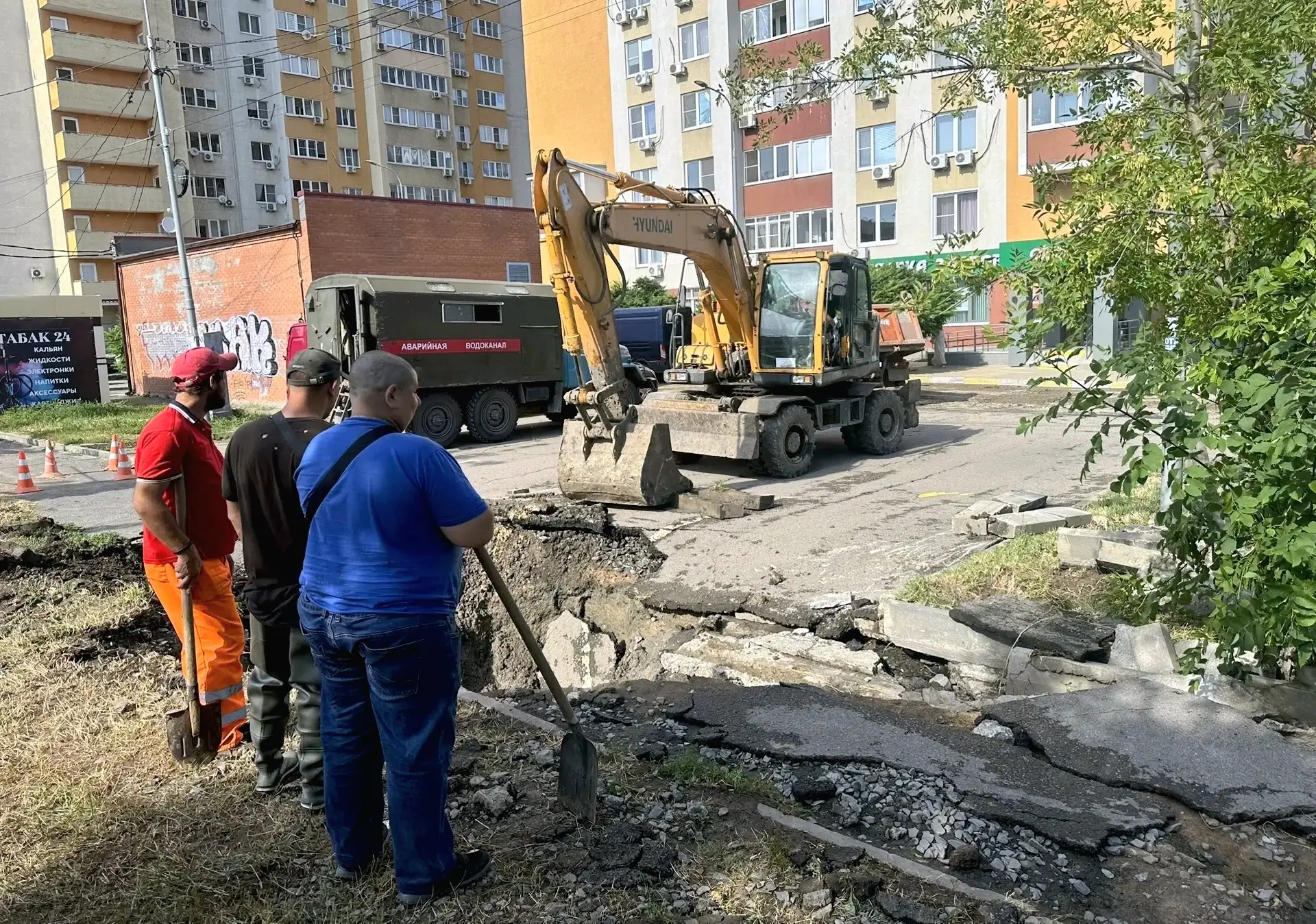 В эти минуты бригада Ростовводоканала работает  на улице Орбитальной. Ребята устраняют повреждение в