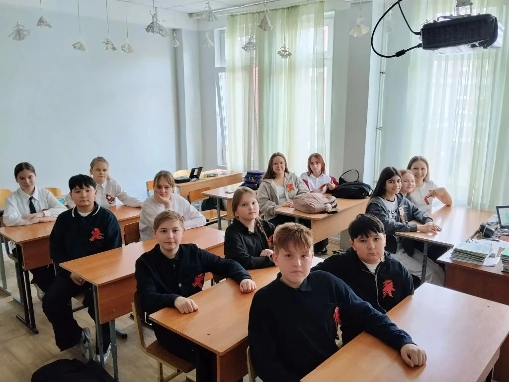 Акция "Георгиевская ленточка" проходит в нашей гимназии🏫 Начиная с церемонии поднятия государственно
