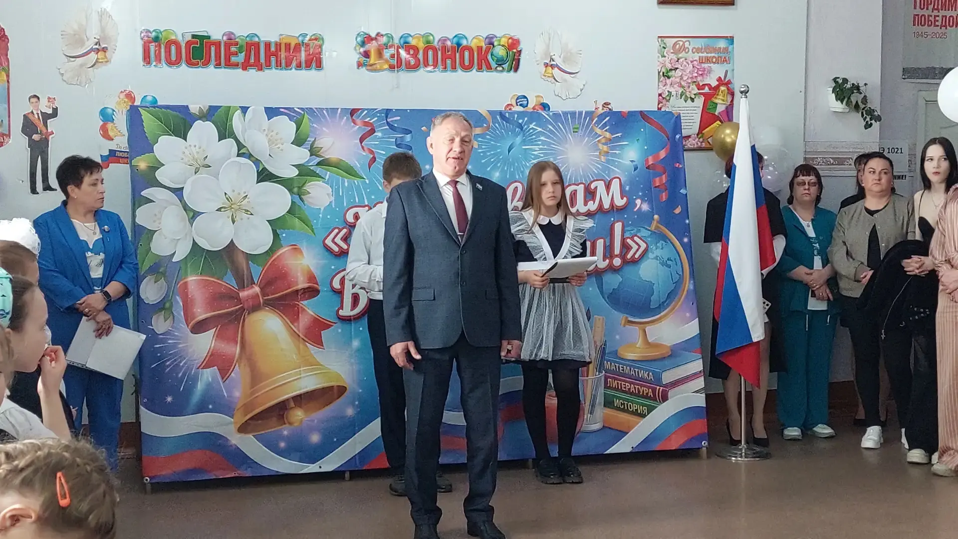 Поздравление приняли выпускники от Матвеева Сергея Александровича,председателя Совета н...