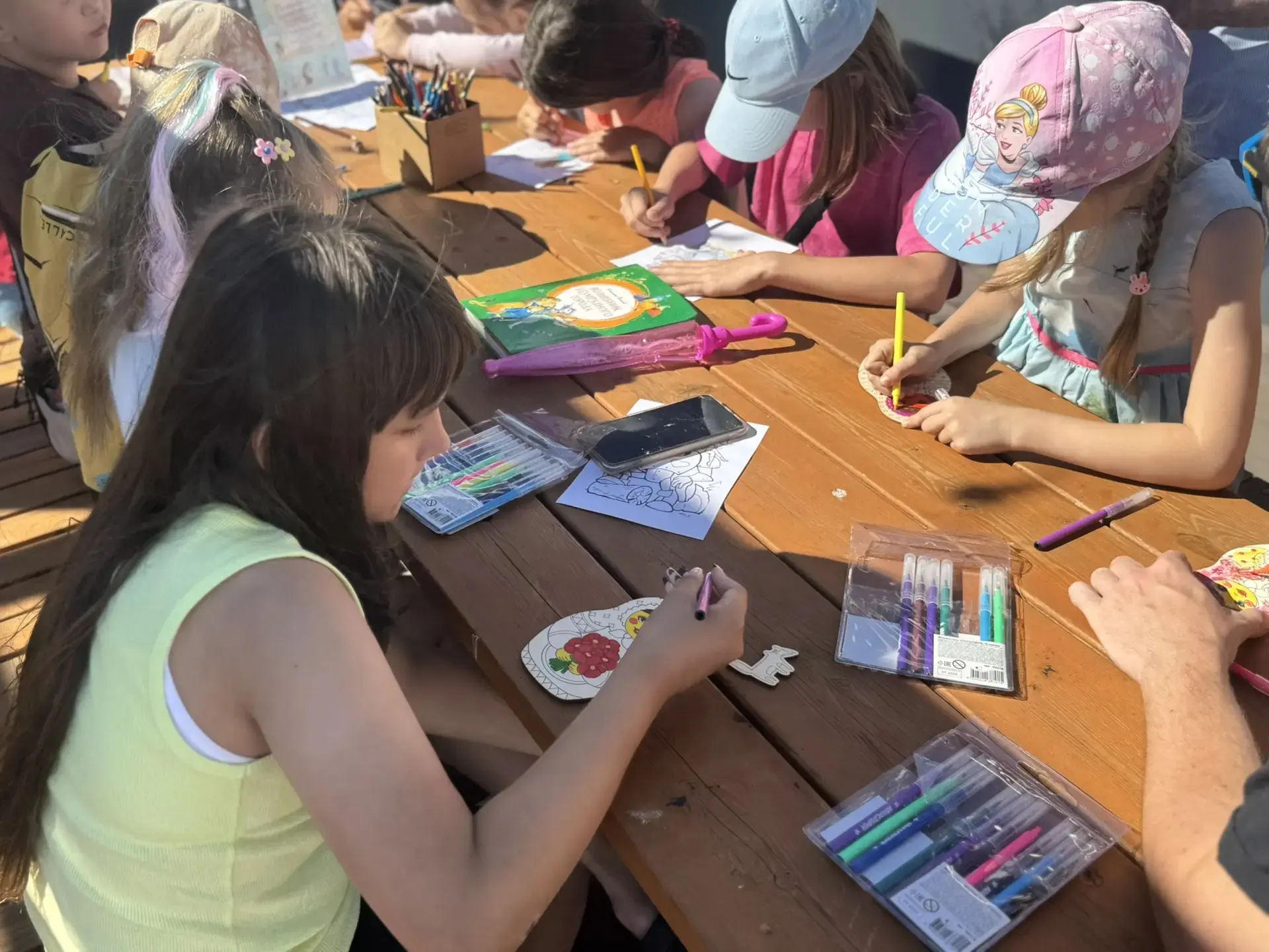 🎨 Каникулы = творчество! 🎨

Детская площадка превратилась в настоящую творческую мастерскую. Мы пр