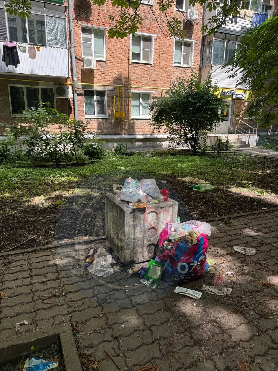 А это аллея в Авиагородке 📸 Мало того что тоже срач, так ещё и торгаши особо не заморачиваются и св