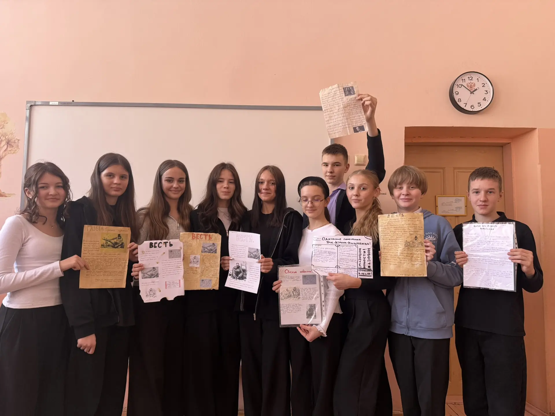 Вести с урока 👩🏻‍🏫 Сегодня на уроке литературы 7А класс (учитель Гаврилова Е.Р.) погрузился в удивит
