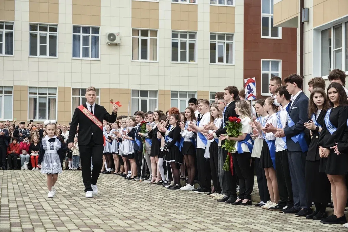 Звенит последний звонок... 🎓  Вот и пролетели эти 11 и 9 лет… Кажется, только вчера вы робко зашли в