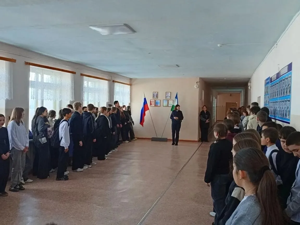 📢 В МБОУ СОШ с. Шафраново состоялась линейка, на которой выступила заместитель начальн...