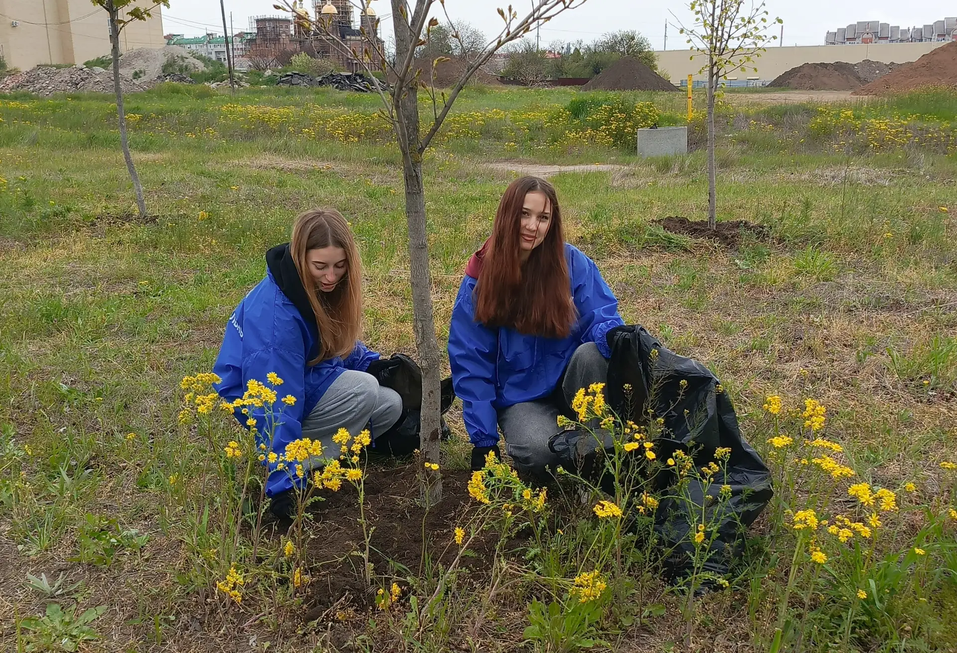 🌳 Студенты Ейского полипрофильного колледжа приняли участие в международной акции «Сад памяти».   🧹 