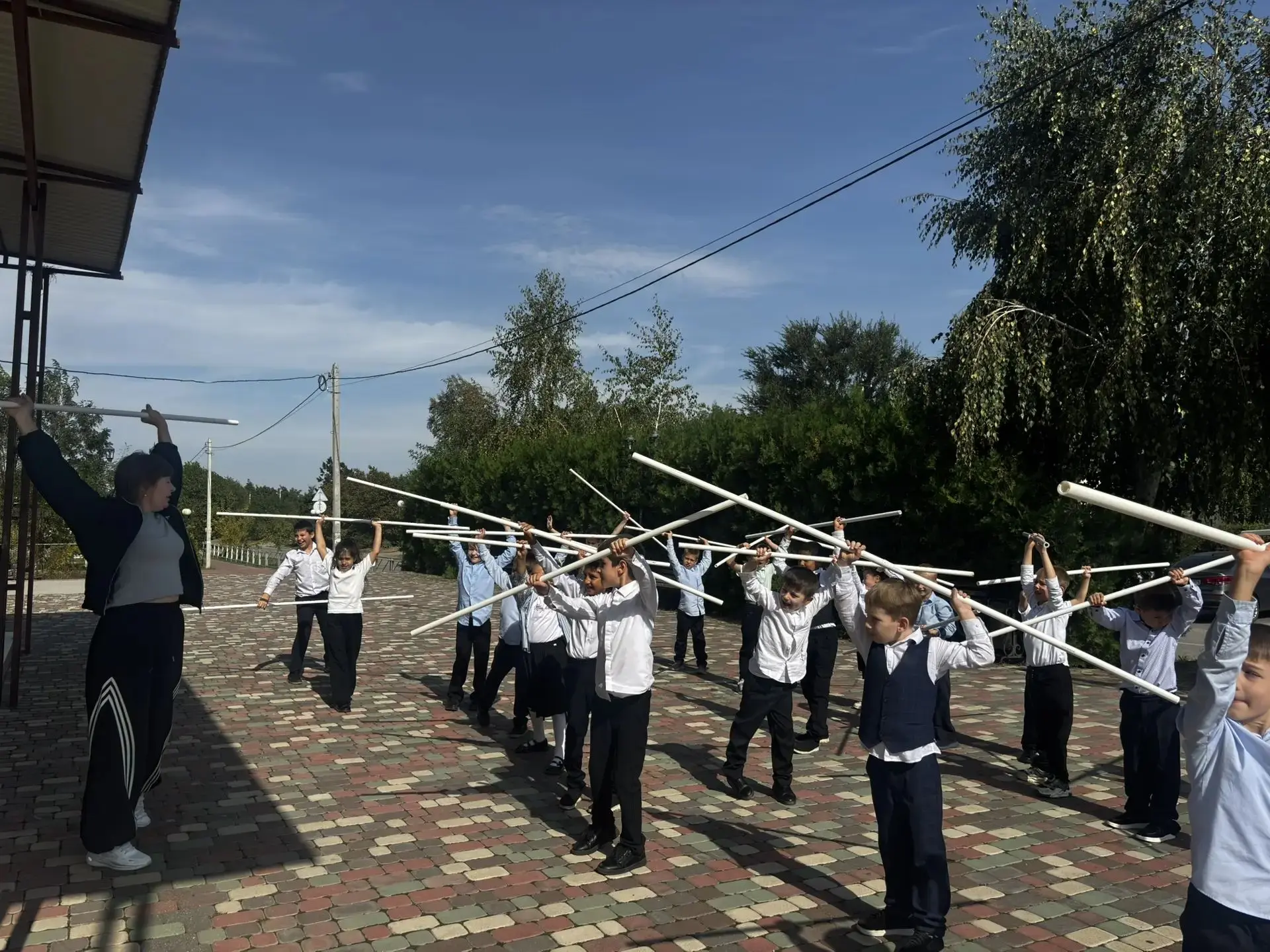 На площади Дома культуры села Орловка состоялся спортивный час "Спорт любить - здоровым...