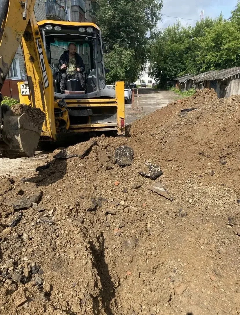 🛠️Стартовали работы по замене тепловых сетей по следующим адресам : на ул. Шахтёров, д. 3, а также 