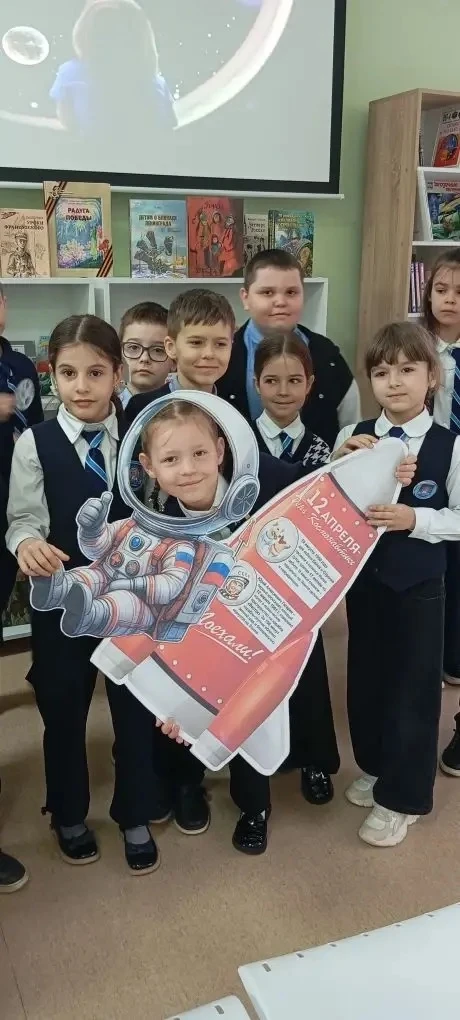 ДАЛЁКИЙ И БЛИЗКИЙ КОСМОС  Сегодня учащиеся 1 "А" класса отправились в путешествие по страницам истор