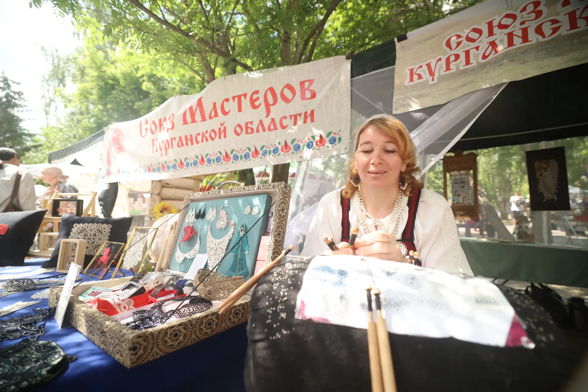 Многообразие национальных костюмов, царь-кокошники и русские рубахи, ароматы разносолов...