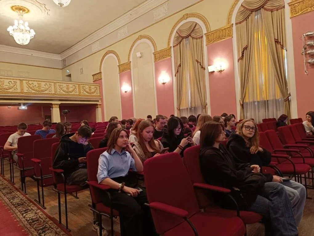 Будущее начинается сегодня: восьмиклассники МАОУ СОШ № 48 посетили колледж им. И.И. Ползунова 🎓🛠️ 🛑5