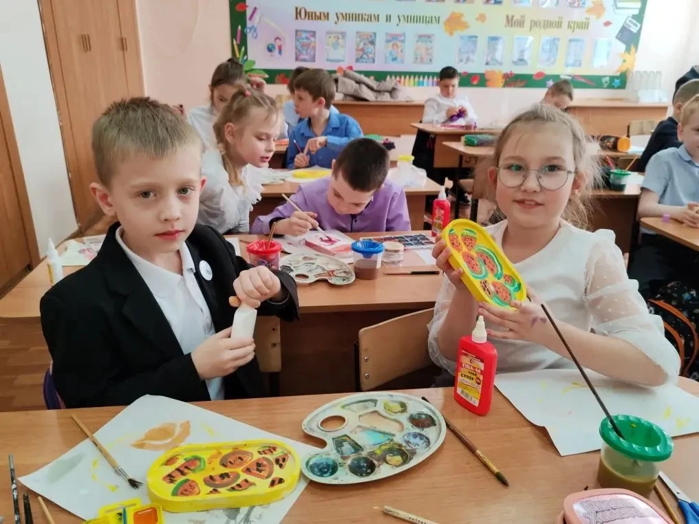 Маленькие шедевры для любимых мам! 🎨🌸  В преддверии самого весеннего праздника в 1 «В» классе кипела