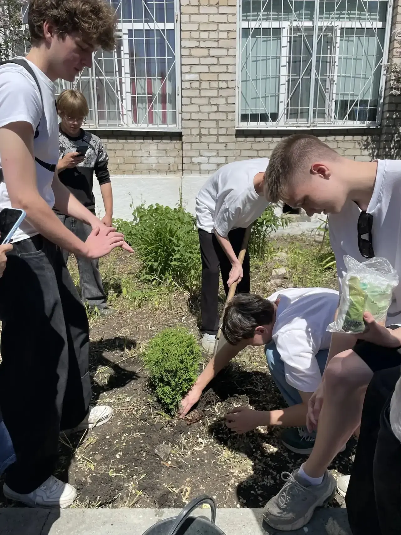 🌿 САД ПАМЯТИ НАШЕЙ ШКОЛЫ: ВЫПУСКНИКИ ОСТАВИЛИ ЖИВОЙ СЛЕД🌿

На территории нашей школы состоялось ва