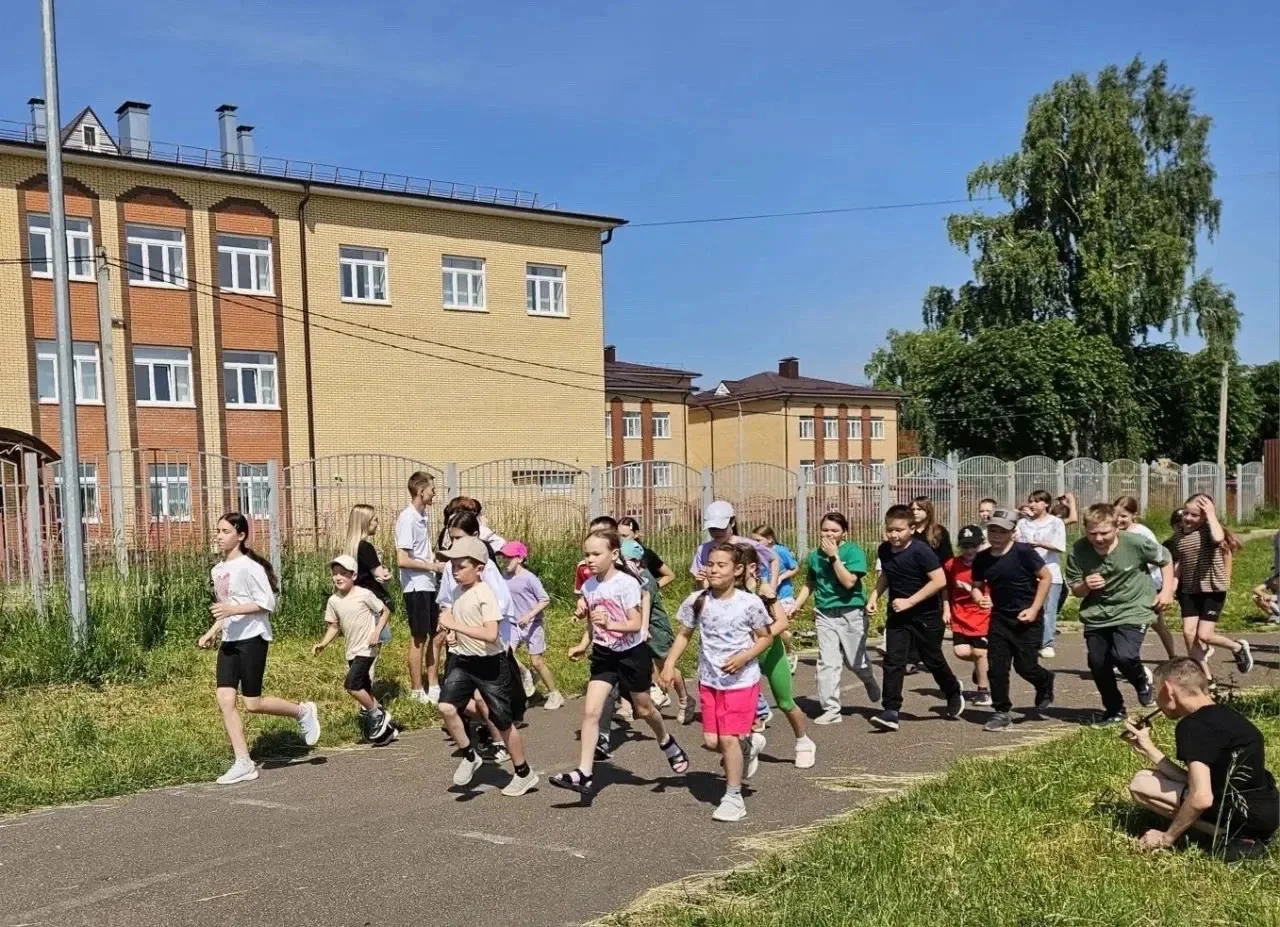 В ПРИШКОЛЬНОМ ЛАГЕРЕ КИПИТ ЖИЗНЬ: СПОРТ, ТВОРЧЕСТВО И ТРАДИЦИИ! ☀️🇷🇺