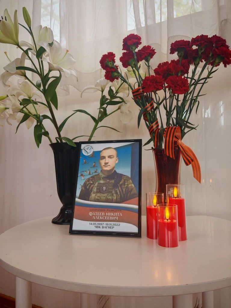 В школе №4 им. В.М. Евскина почтили память героя-выпускника: открытие Парты, мемориальной доски, Алл
