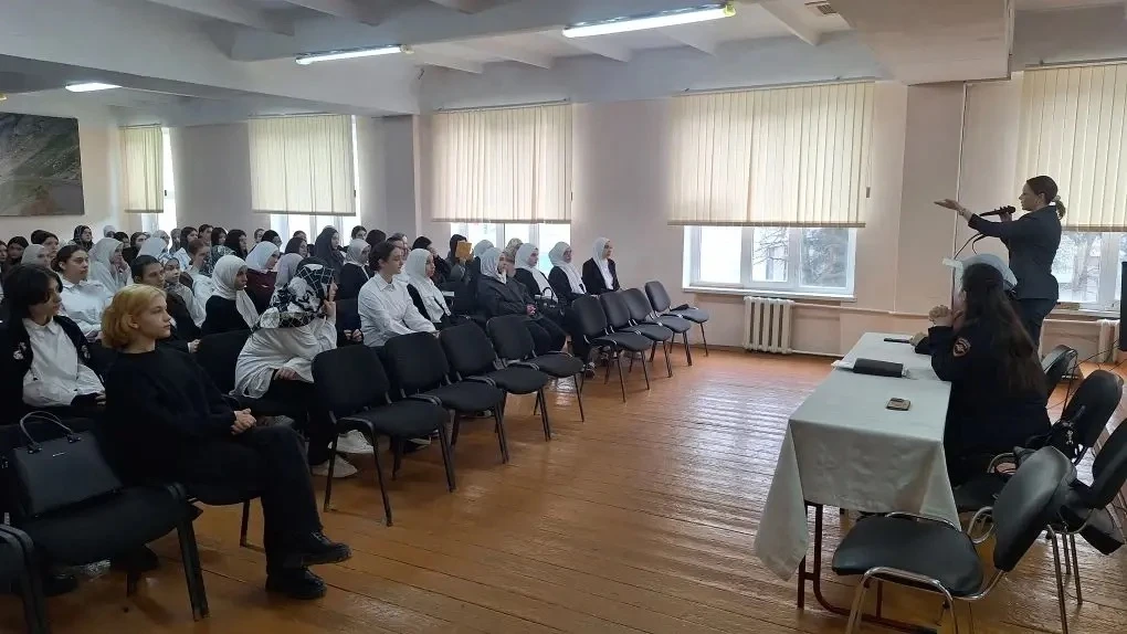 Сегодня, 25 февраля, в актовом зале школы прошло профилактическое мероприятие для учениц 9-х классов