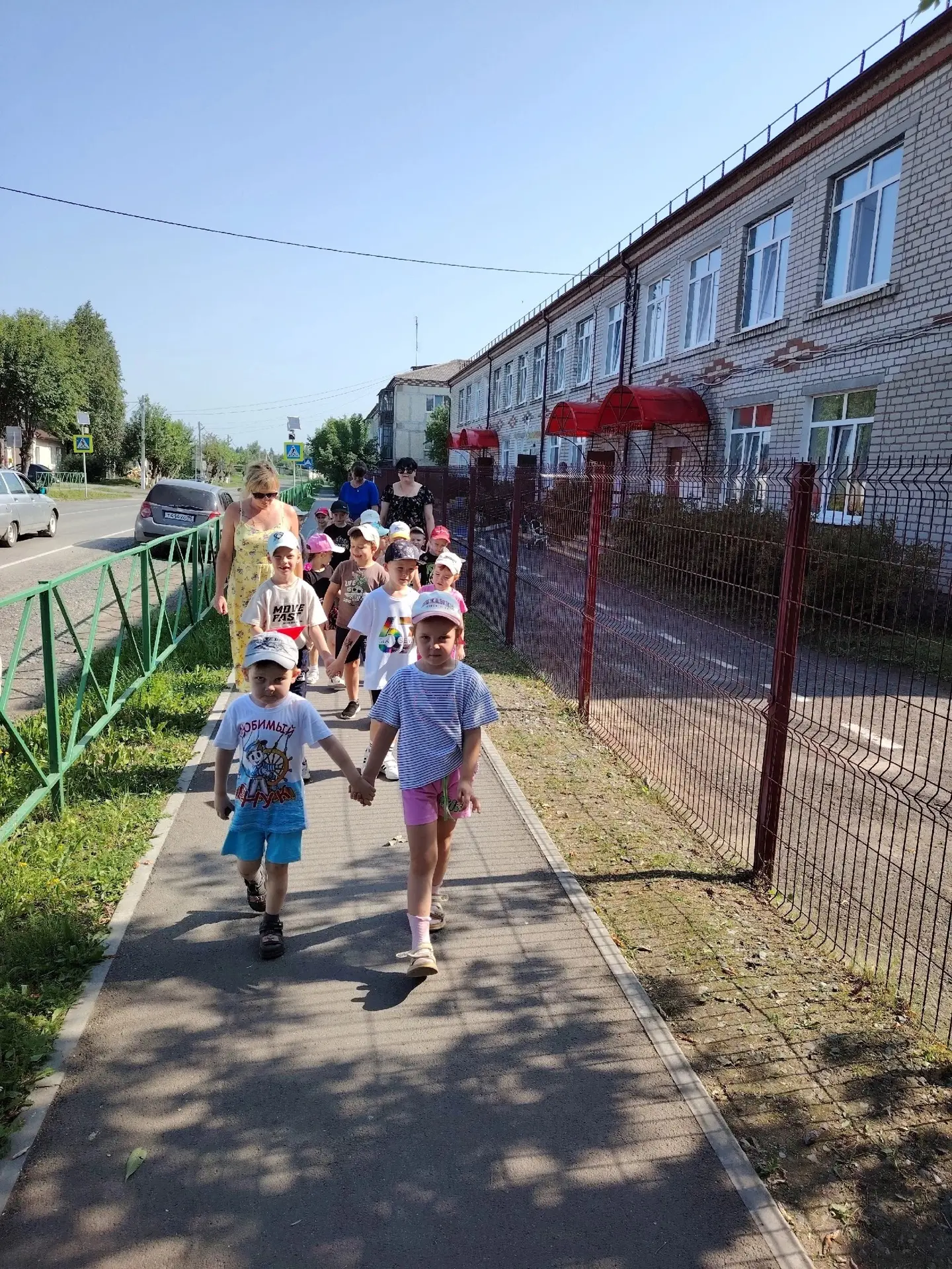Прогулка к светофору. Ребята старшей группы в очередной раз сходили на целевую прогулку...