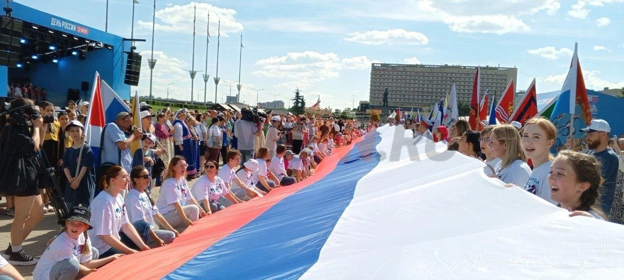 🇷🇺100-метровый флаг развернули на Ярмарочной площади в Нижнем Новгороде в День России.

Напомним, 
