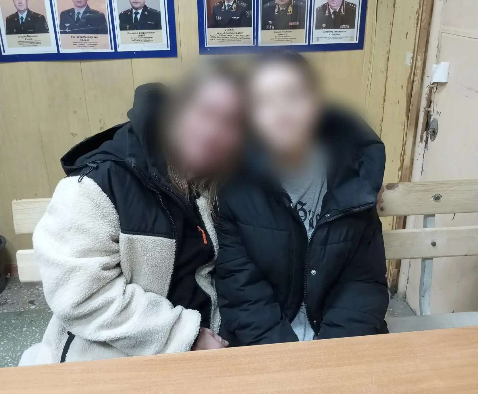 В Екатеринбурге мать несколько дней не приходила домой, оставив 13-летнюю дочь одну