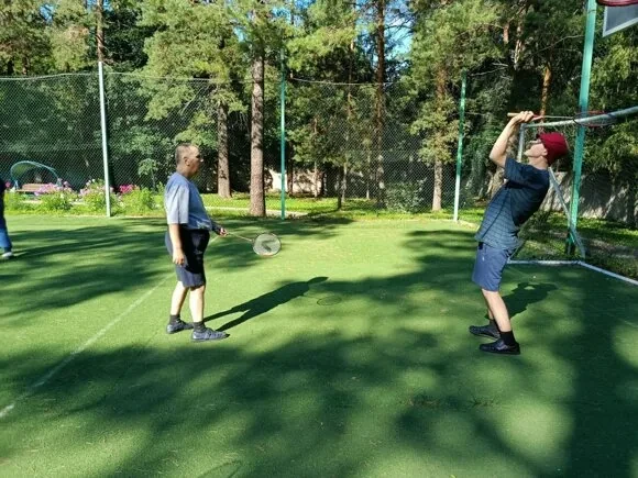 🏸☀️ Сегодня наши жители провели замечательный день, играя в бадминтон! 🎉