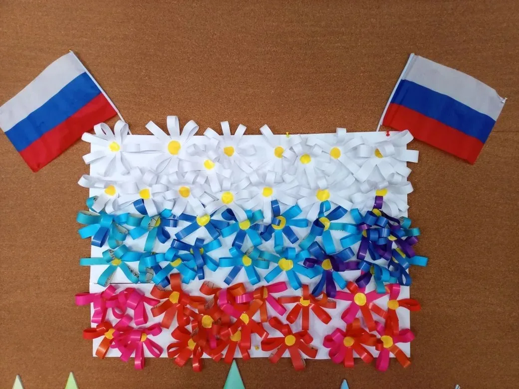Сегодня, в преддверии Дня России, воспитанники пришкольного лагеря объединились, чтобы создать велик