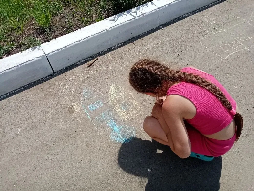 От зарядки до интеллектуальных сражений 😃
🌞 Утро в лагере началось с торжественных мероприятий. От
