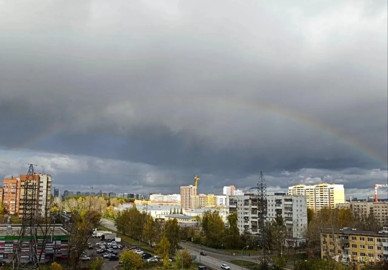 Радуга после дождя появилась в Екатеринбурге.