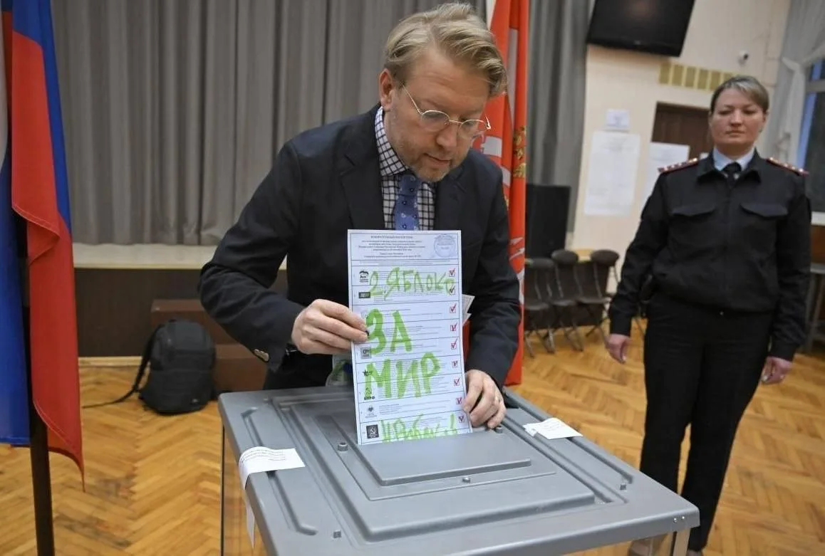 На председателя «Яблока» Николая Рыбакова составили протокол о мелком хулиганстве за по...
