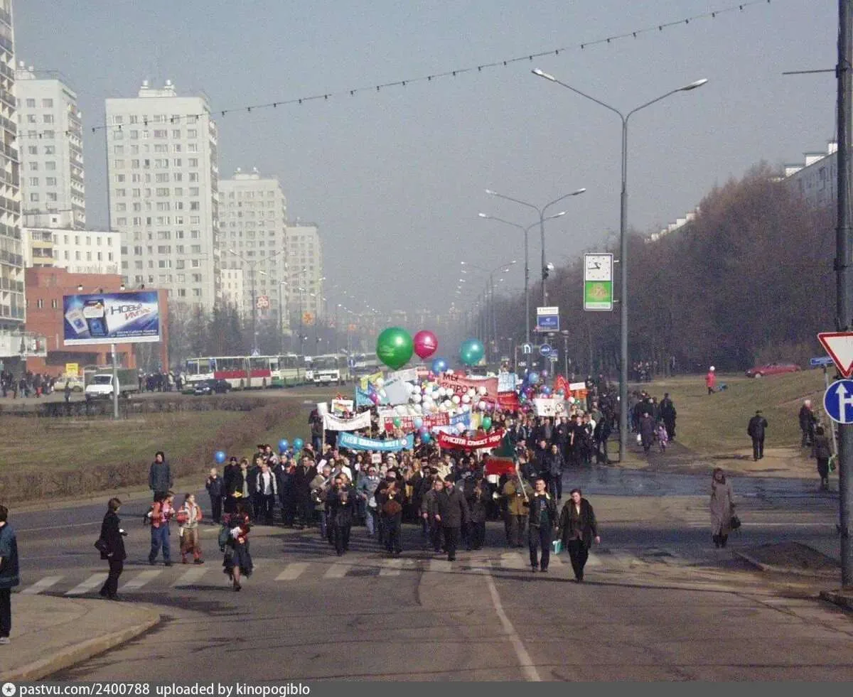 Шествие по Центральному проспекту, 2000 год. Фото из группы «Ретро Зеленоград» в ВК