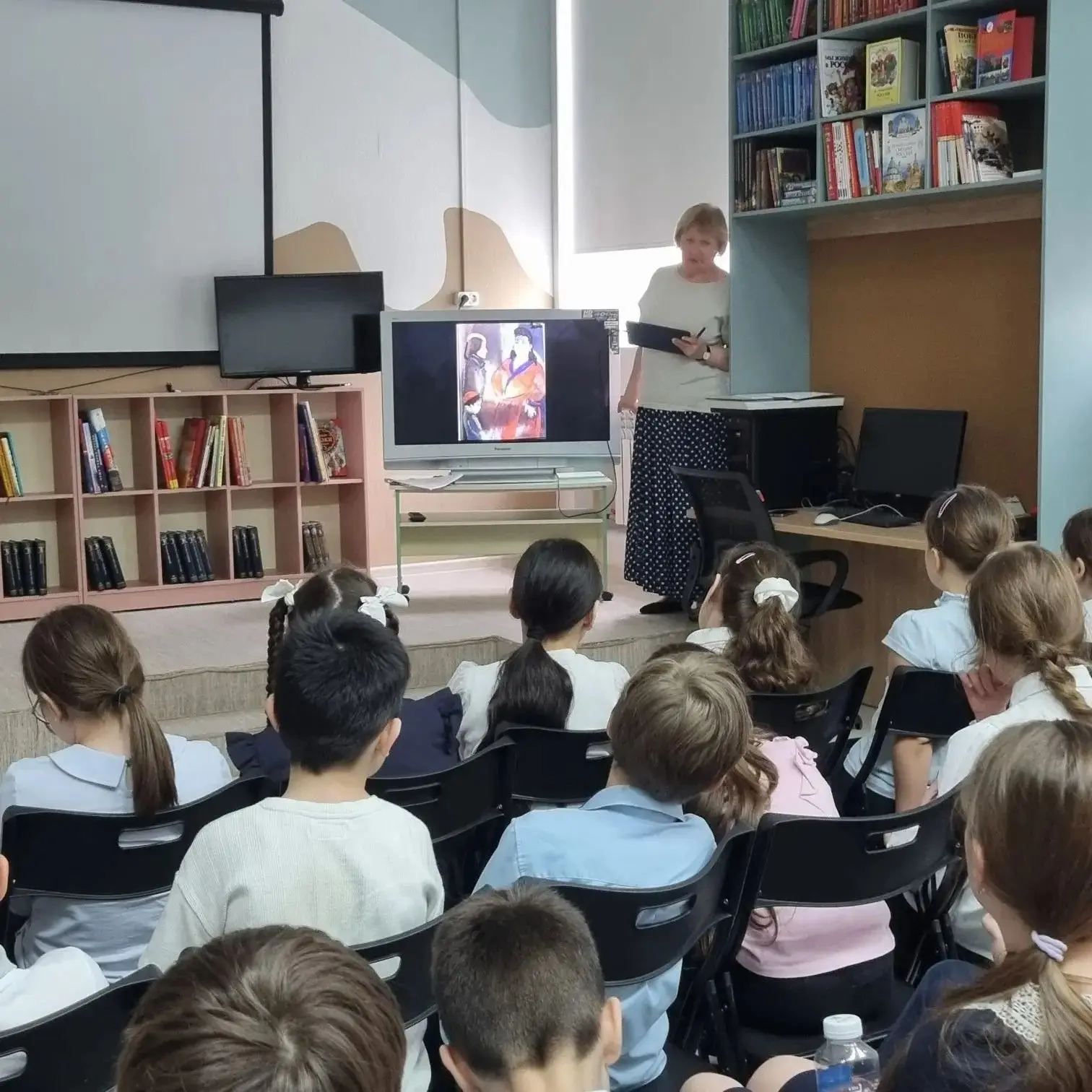 5 мая 3"а"класс ходил в Центральную библиотеку на мероприятие,посвящённое ВОВ. Дети обсуждали  расск
