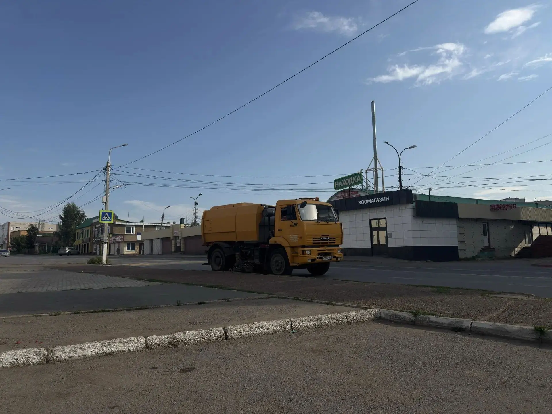 Сегодня продолжили плановые работы по благоустройству. Занимались механической и ручной...