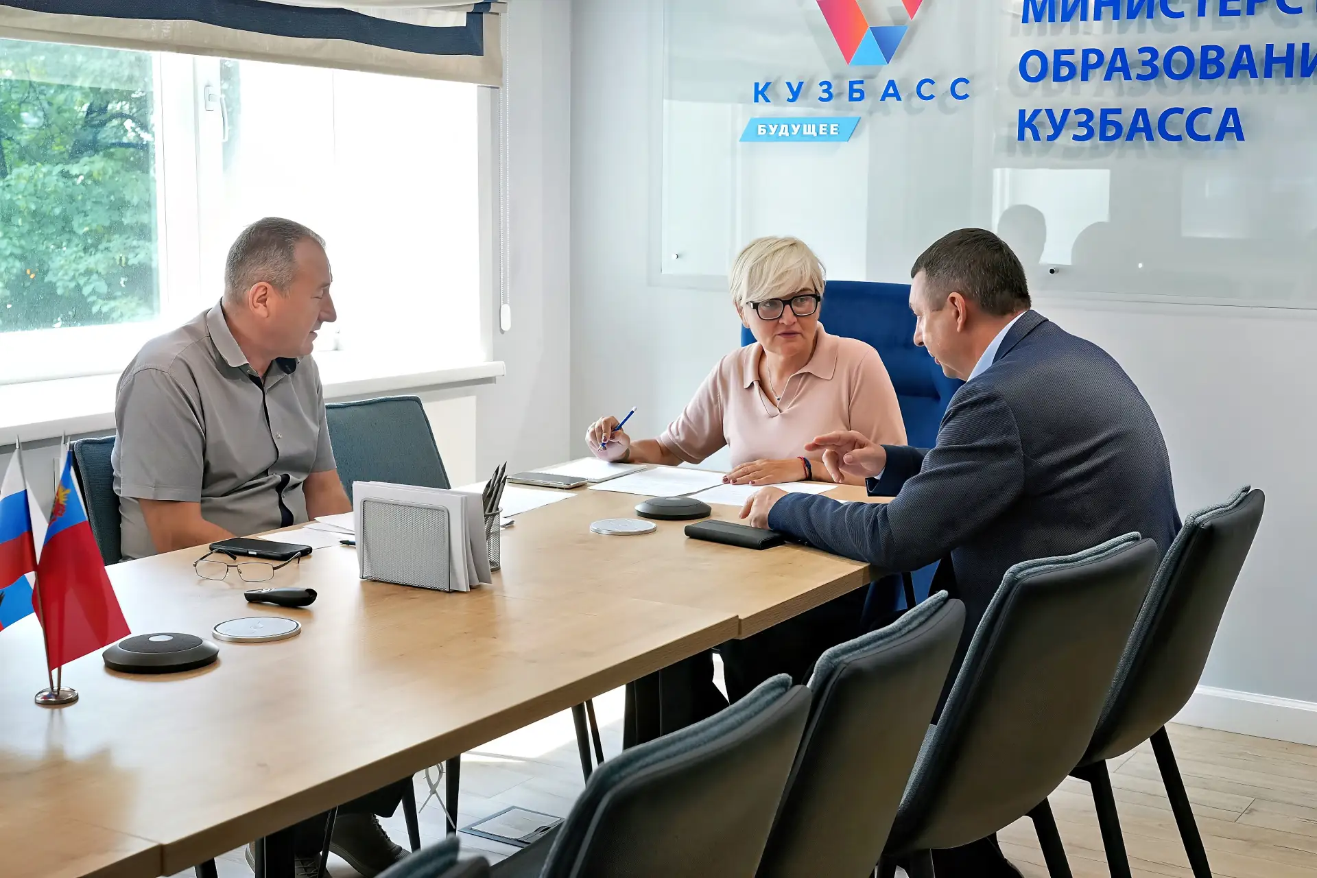 По поручению губернатора Ильи Середюка на онлайн-совещании с руководителями школ и детс...