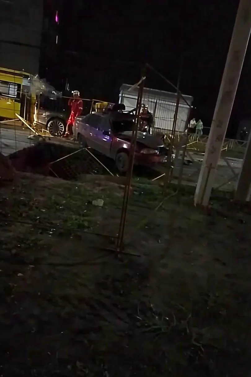 На Труфанова автомобиль угодил в яму на участке, где идут строительные работы.
