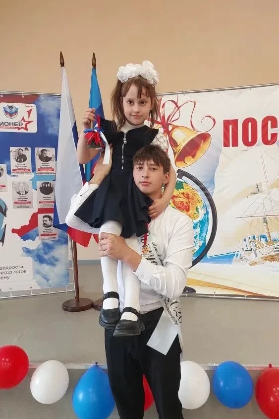 🎓 26 мая в Краснолучской школе №7 было всё: волнение, радость и щемящая грусть. Провожали тех, кто с