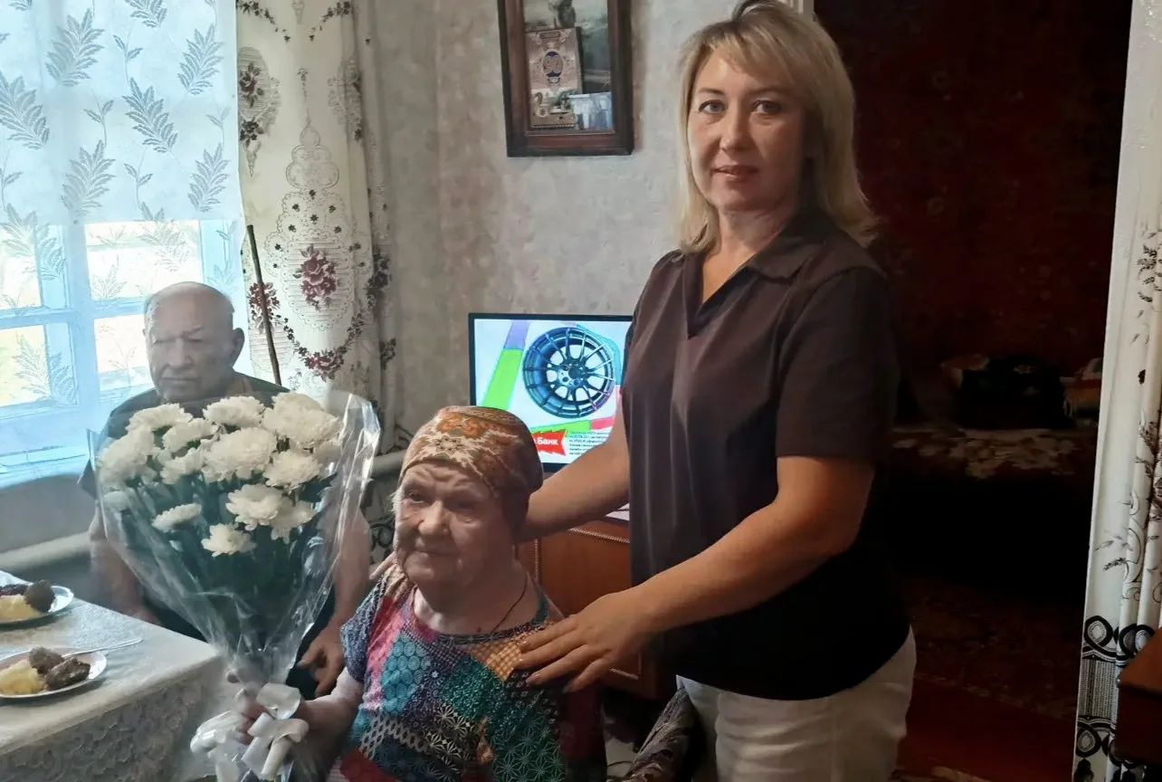 В Опенкинском сельском поселении состоялось тёплое и душевное поздравление с 90-летним ...