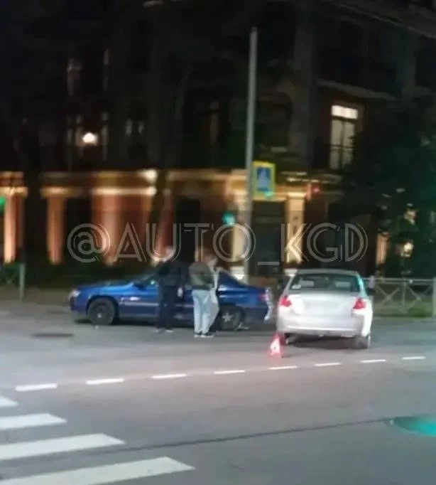 На перекрестке Мира и Каштановой бахнулись.