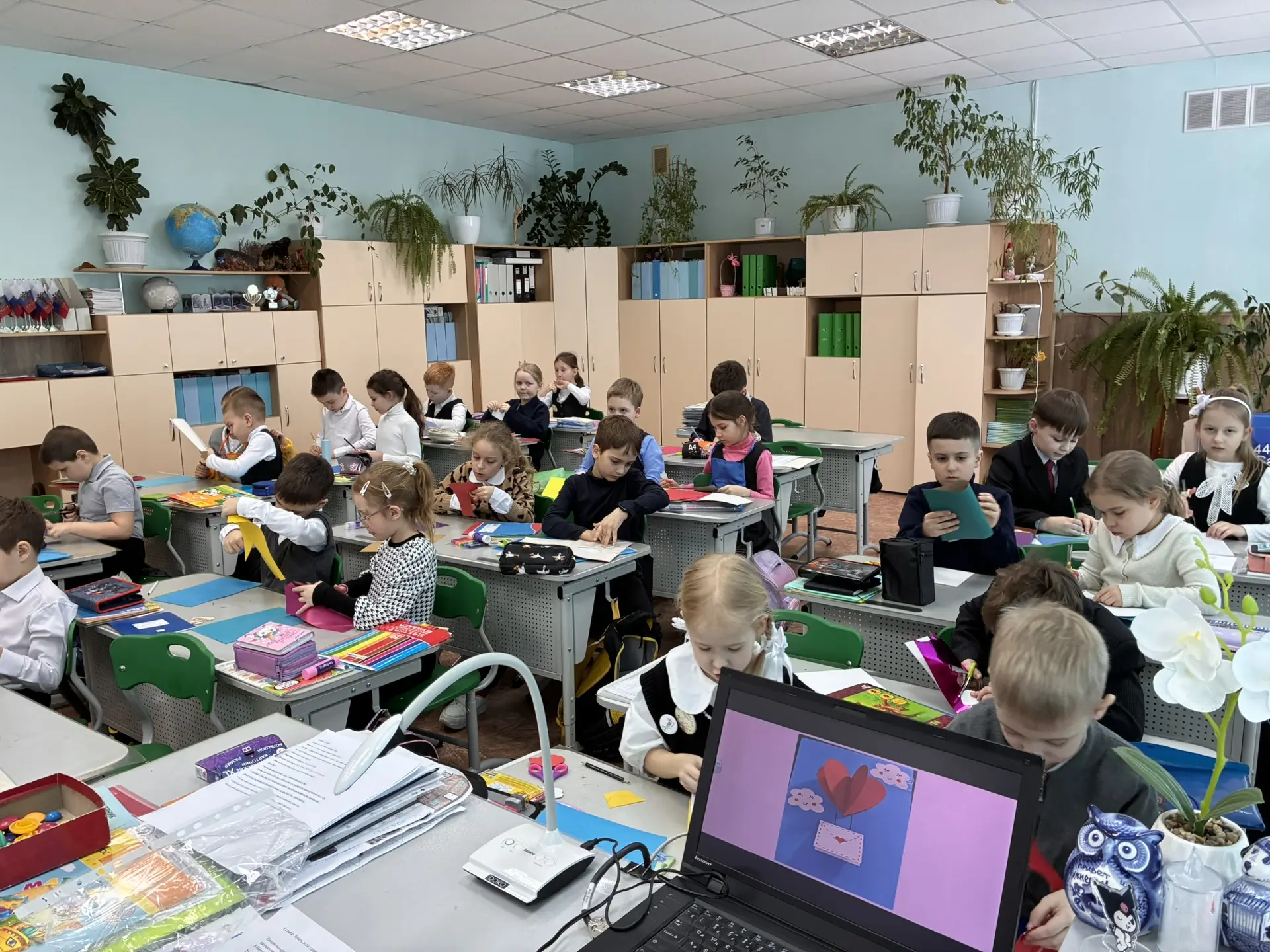 🌸 В преддверии самого нежного праздника в нашей школе произошло маленькое чудо! 🌸  По инициативе сов