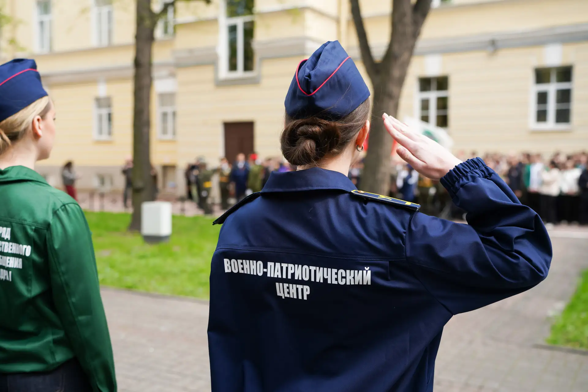 ⚡ В Мемориальном сквере вуза прошла церемония возложения цветов к памятнику профессорам и студентам,