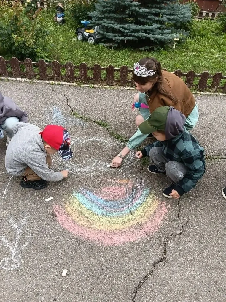 🎨 Наш детский сад принял участие во Всероссийском флешмобе «Волшебный мелки: нарисуй свой МИР ДЕТСТ