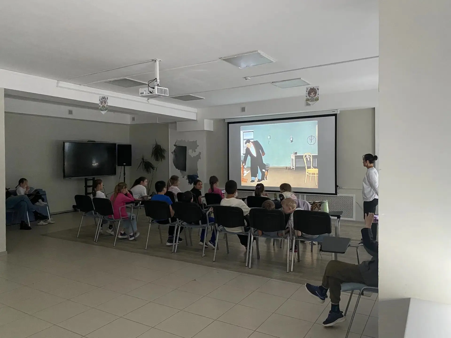 Четвертый день в "Городе талантов": Танцы, игры и творчество под аккомпанемент дождя! 🌧️💃


Несмот